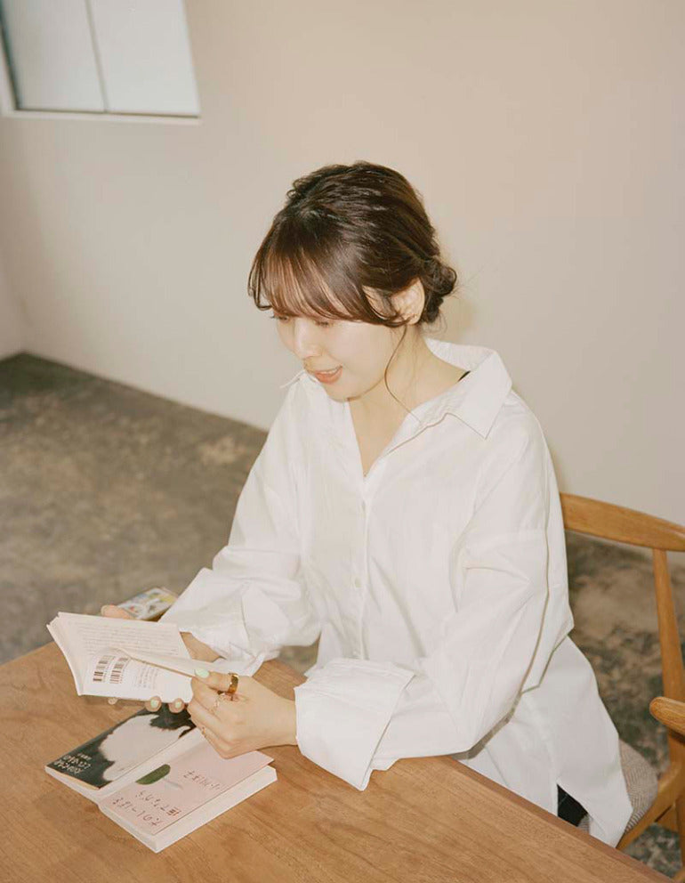 三宅香帆さんが本を読む様子